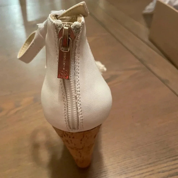 Jessica Simpson White Flower Open Toe Sandals Sz 8 Wedge Platform Style Jeffina - Picture 6 of 7